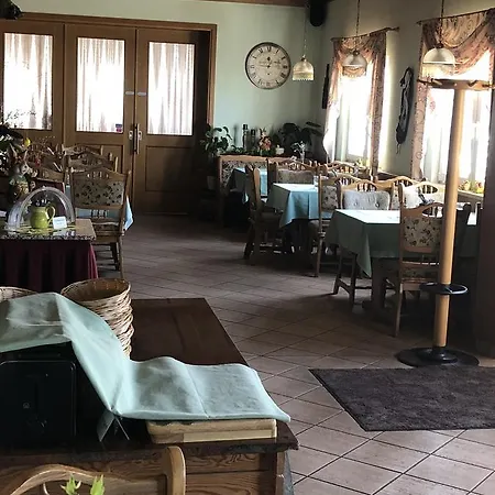 Hotel-pension Am Muehlberg فندق لوبنو